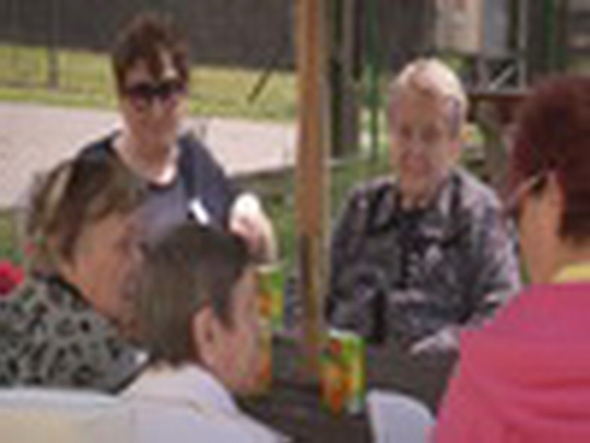 Hodinový vnuk pomáhá seniorům - zobrazit video