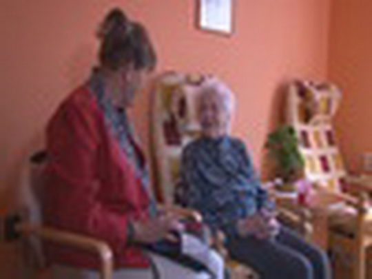 Hodinový vnuk pomáhá seniorům - show video