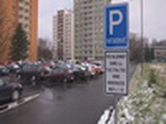 Nájemníkům vyhradili parkovací místa - show video