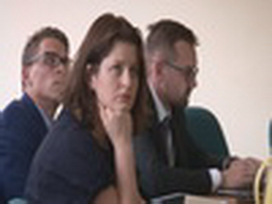 Ministryně chce zkrotit sociální byznys - show video