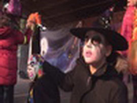 Halloween s lampionovým průvodem parkem - zobrazit video