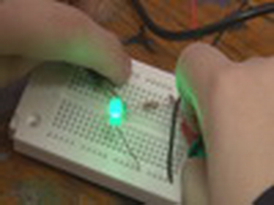 Elektrotechnika boduje, dům dětí plánuje učebnu - show video