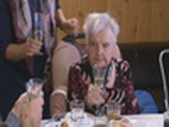 Hedvika Hlaváčová oslavila 100. narozeniny - show video
