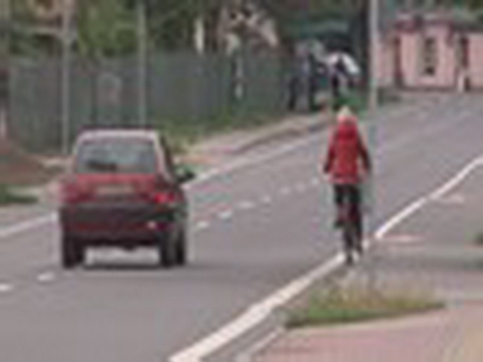 Rychlá jízda řidičů versus nezodpovědní cyklisté - show video