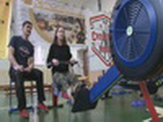 Na veslařských trenažérech do středu Země - przedstawić wideo