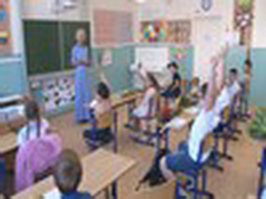 Školáci dostali vysvědčení, začaly prázdniny - show video