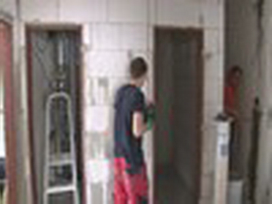 Nerudova 1158: Začaly generální opravy nejvíc poškozených bytů - show video