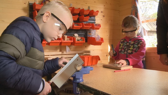 V mateřince Na Pískách mají zahradní dílnu - show video