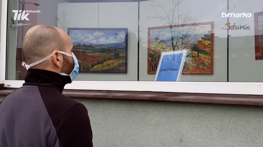Obrazy v Bohumíně vystavují přes okno - zobrazit video