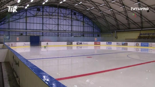 Zimní stadion rozmrazil ledovou plochu - show video