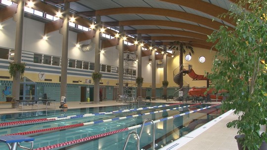 Aquacentrum s novými světly v bazénové hale - przedstawić wideo