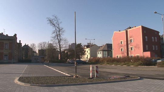 Parkoviště u nádraží hotovo, příští rok dopravní terminál - show video