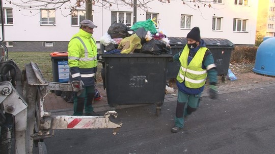 BM servis udržuje svoz odpadu i o Vánocích - show video