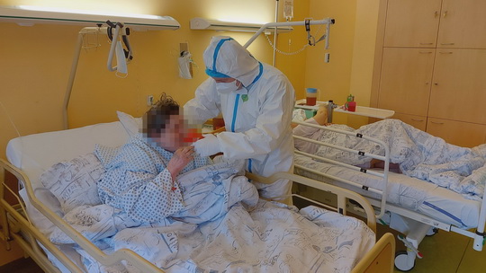 Nemocnici v nouzi pomohli dobrovolníci a brigádníci - show video