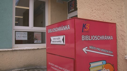 Knihovna v obnoveném zázemí otevřela výdejní okénko - show video