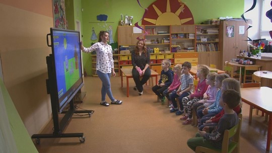 Interaktivní panel v mateřince v Nerudově ulici - zobrazit video