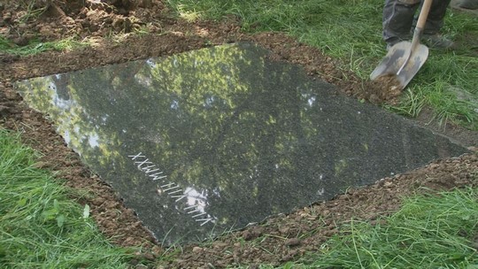 Oběti tragického požáru připomíná pamětní deska - show video