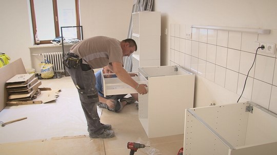 Rekonstrukce v Cesmíně pokračuje, s úklidem pomohli brigádníci - show video