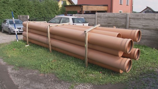 Miliony korun do kanalizací, vodovodu a chodníků - show video