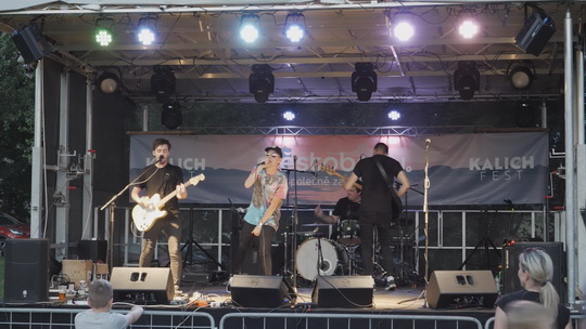 Město bohů uspořádalo na pláži Kalich fest - zobrazit video