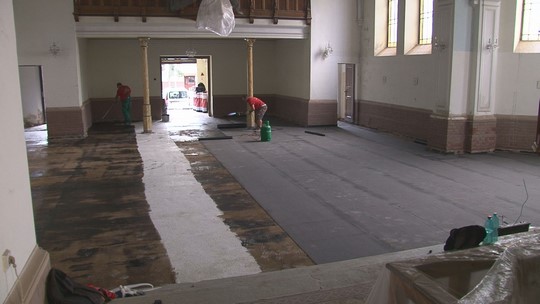 Evangelický kostel bude mít novou podlahu - przedstawić wideo