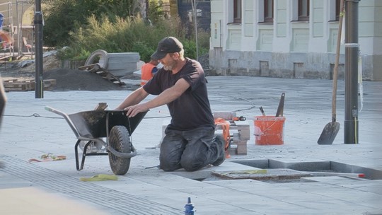 Cena i nedostatek materiálů a dělníků dopadá na stavby - show video