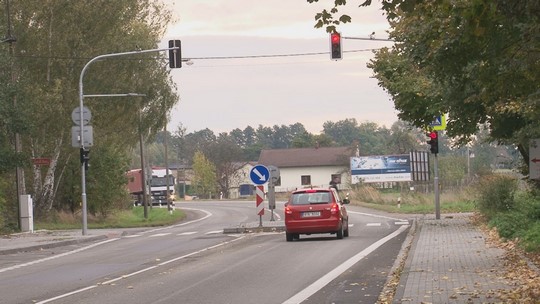 Řidiči nerespektují červenou na semaforu ve Skřečoni - show video