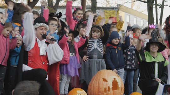 Parkem prošel průvod halloweenských masek - zobrazit video