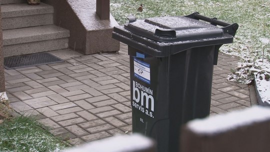 K rodinným domkům rozvážejí 1400 nových popelnic - show video
