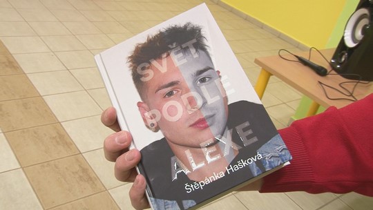 Svět podle Alexe, román spisovatelky Štěpánky Haškové - show video