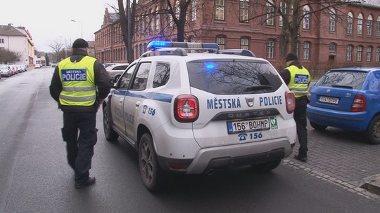 Strážníci dlužníkům zabavují registrační značky - przedstawić wideo
