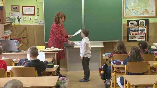 Školáci dostali pololetní vysvědčení - przedstawić wideo