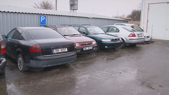 Bohumín vydražil další tři odtažené autovraky - zobrazit video