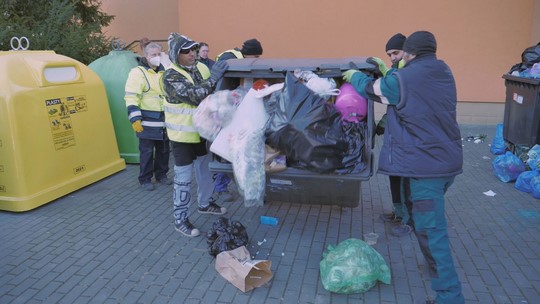 Až polovinu kapacity popelnic lze získat tříděním - zobrazit video