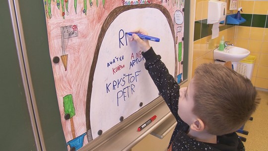 Zápisy dětí do prvních tříd základních škol - zobrazit video