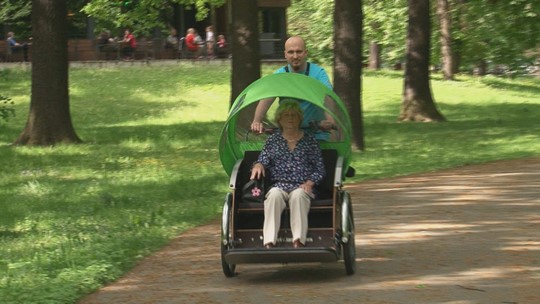 Senior cyklorikša poprvé s šoféry dobrovolníky - przedstawić wideo
