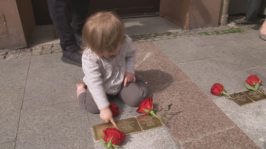Kameny zmizelých před domy židovských rodin - zobrazit video