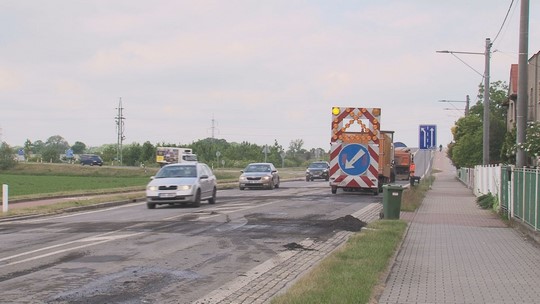 Zbrousili hrboly v ul. Slezská, kraj chystá opravu - zobrazit video