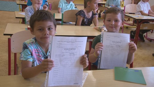 Školáci si převzali vysvědčení, začaly prázdniny - zobrazit video