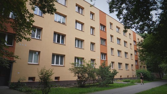 Družstevní domy investují, montují závěsné balkony - show video