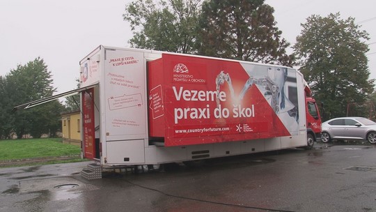 Moderní pojízdná učebna zastavila v Pudlově - show video