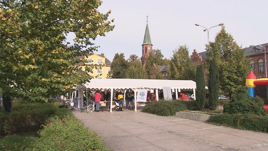 Veletrh sociálních služeb, den zdraví a knižní antikvariát - przedstawić wideo