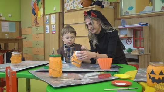 Bobeš má Dětskou skupinu, pomáhá vytíženým rodičům - show video