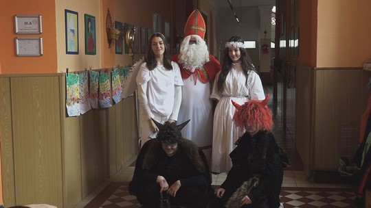 Školou chodil Mikuláš a sraz měli také čertíci - zobrazit video