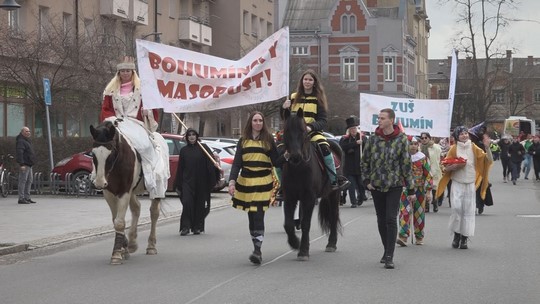 Bohumínem prošel masopustní průvod masek - przedstawić wideo