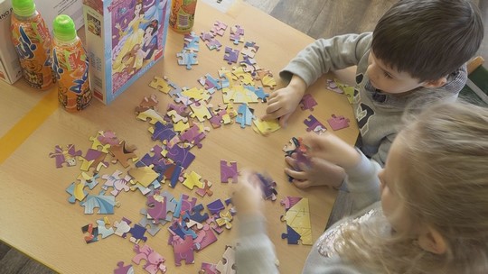 Sto dílků skládačky v celoměstské Puzzliádě mateřinek - zobrazit video