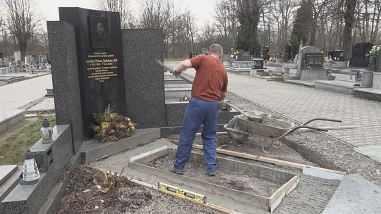 Opravují hrob starosty Otta a hraběnky Rudnické - przedstawić wideo