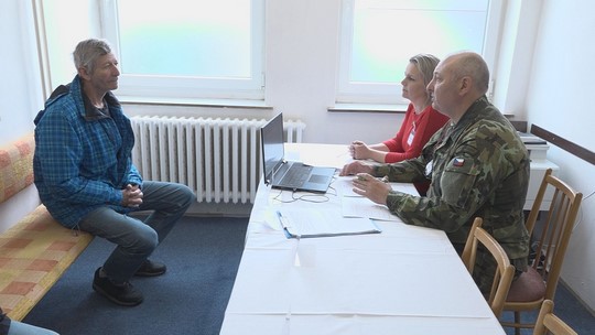 Armáda uspořádala cvičné odvody branců - show video