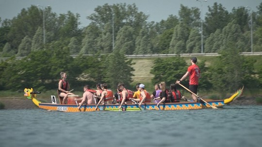 Na Vrbickém jezeře závodily dračí lodě - zobrazit video
