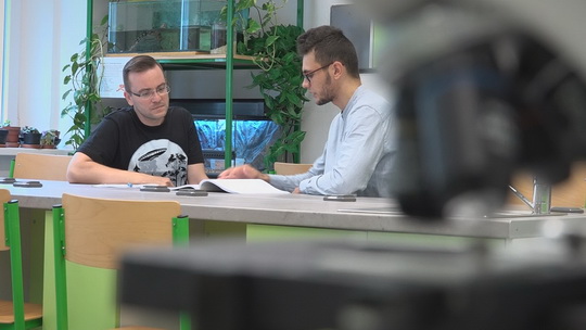 Výzkum začínajícího vědce Janise Bojka zaujal Česko - show video